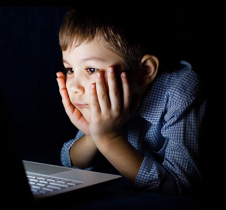 Dreng foran bærbar computer