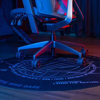 Gaming stol ovenpå ASUS ROG Cosmic Mat