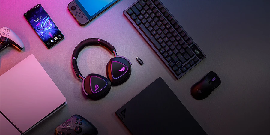 ROG Delta II headset på skrivebord omgivet af gadgets