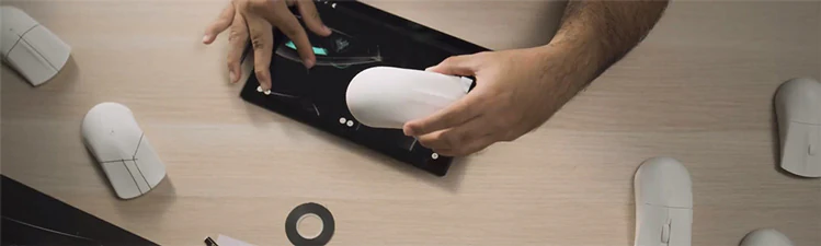 Designer arbejder på formgivning af gaming mus