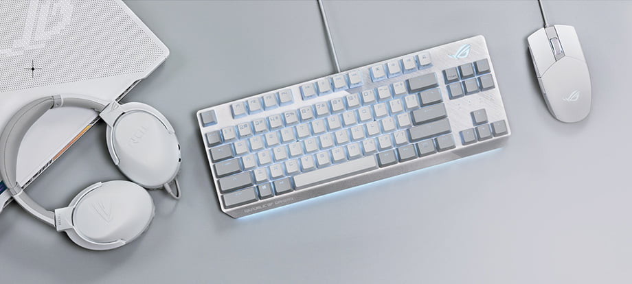 ASUS ROG Strix Scope NX TKL Moonlight White keyboard på skrivebord