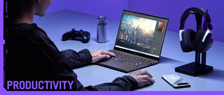 Kvinde der arbejder på bærbar PC