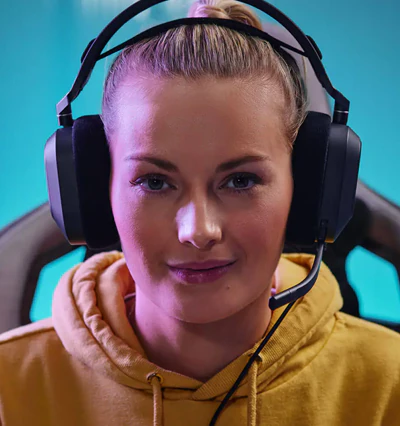 Kvinde med Corsair HS80 headset