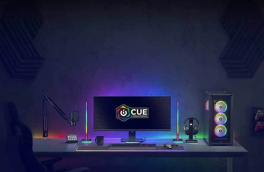 Computer setup med RGB-lys styret af Corsair iCUE