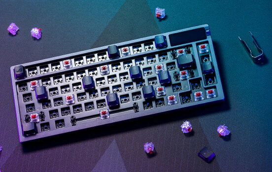 ROG Azoth keyboard med delvist fjernede kontakter