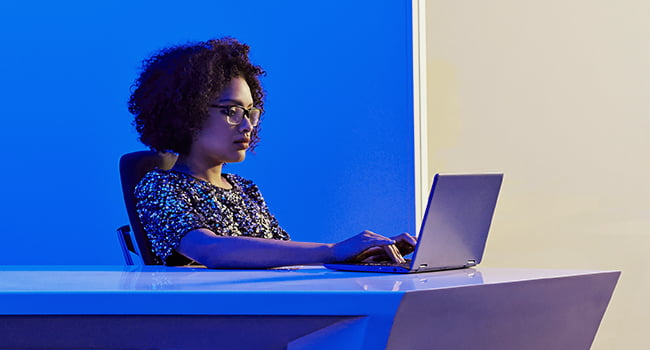 Kvinde siddende foran bærbar computer