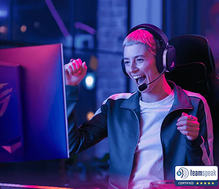 Kvindelig gamer med ROG Pelta på hovedet