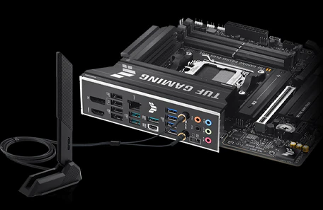 TUF Gaming B850-PLUS WiFi bundkort med tilsluttet ASUS Q-Antenna