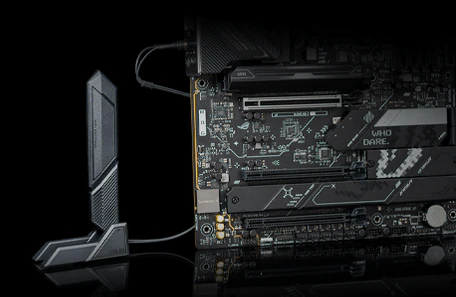ROG Strix Z890-H Gaming WiFi bundkort med tilsluttet ASUS Q-Antenna