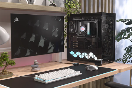Gaming computer på skrivebord med støjsvar Corsair vandkøler