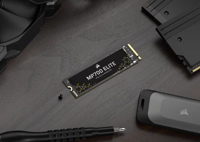 Corsair MP700 Elite på et bord