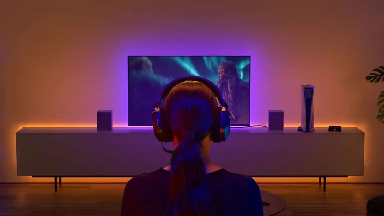 Kvinde med headset på foran TV